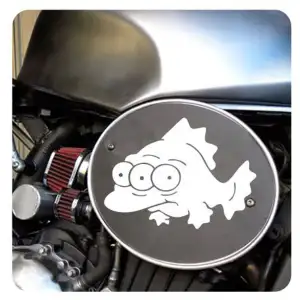 Pegatina Pez Simpsons. Vinilo de alta calidad, soporta perfectamente la intemperie, apto incluso para náutica. Pégala donde quie